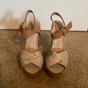 Aldo Wooden Wedge Sandal. Nude and Tan. Size 6.5
